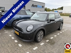 MINI 5-Deurs - 1.5 Cooper C Classic XS Achteruitrijcamera Stuurverwarming Stoelverwarming Carplay