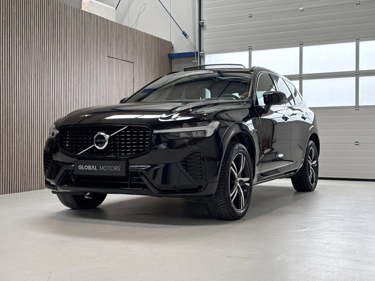Volvo XC60 - 2.0 T6 Plug-in hybrid AWD R-Design - PANORAMADAK - 360 CAMERA - NAPPA LEER - CARPLAY - AutoWereld.nl