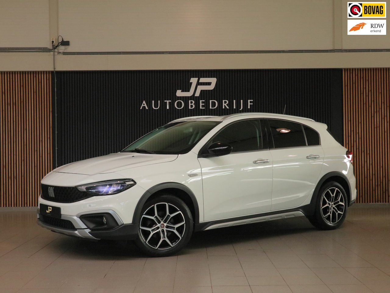 Fiat Tipo Cross - 1.0 City Cross | ADAPTIVE CRUISE|CAMERA|CARPLAY|TREKHAAK|17" - AutoWereld.nl