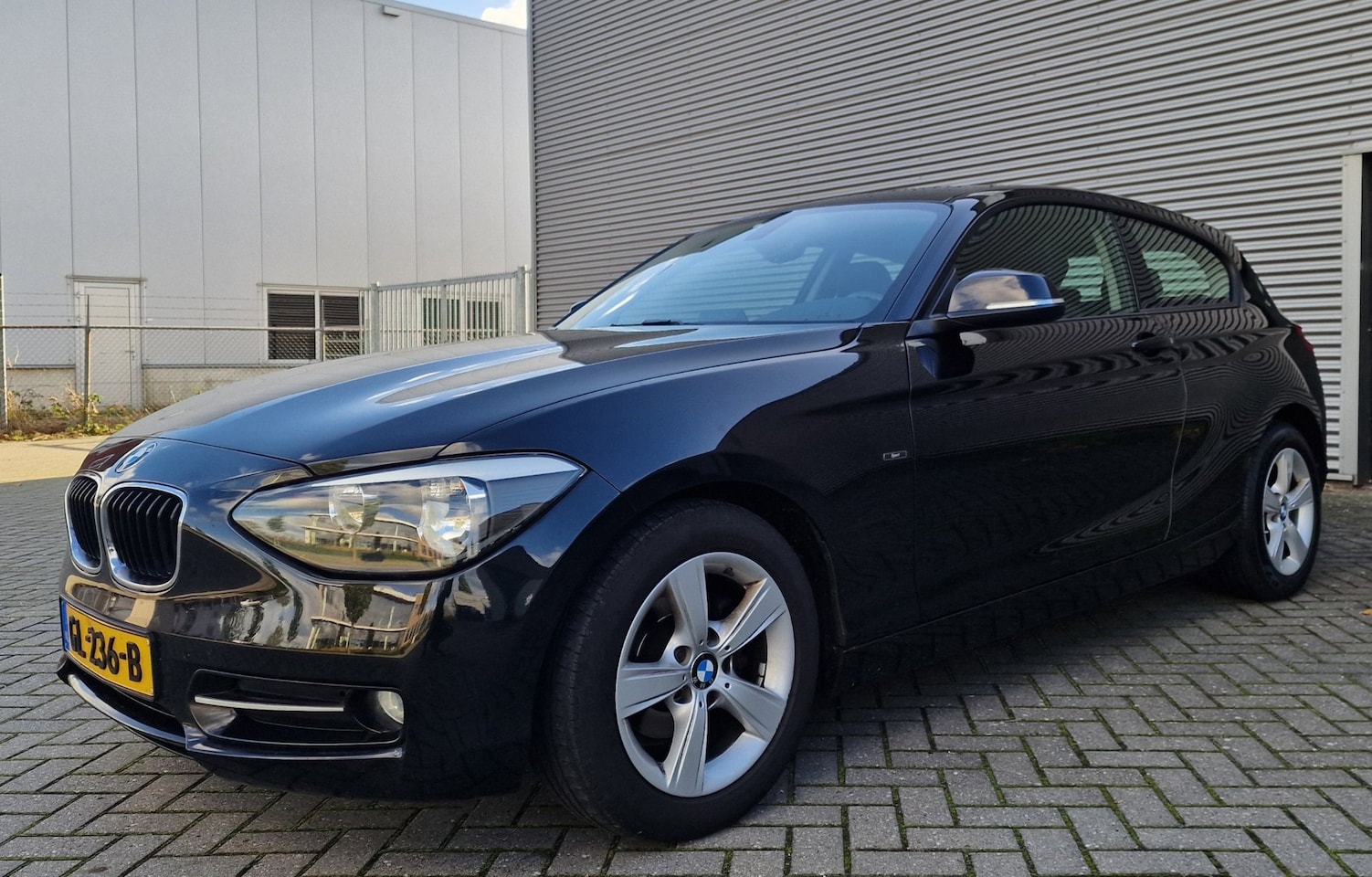 BMW 1-serie - 116i Business NAVI PSENSOR CRUISE 2 X SLEUTELS - AutoWereld.nl