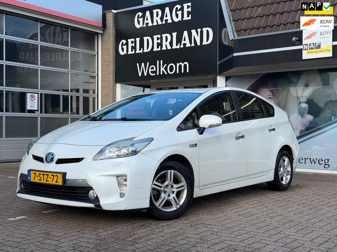 Toyota Prius - 1.8 Plug-in Dynamic Business JBL | TREKHAAK | ISOFIX | FULL-LED | XENON | NETTE STAAT! - AutoWereld.nl