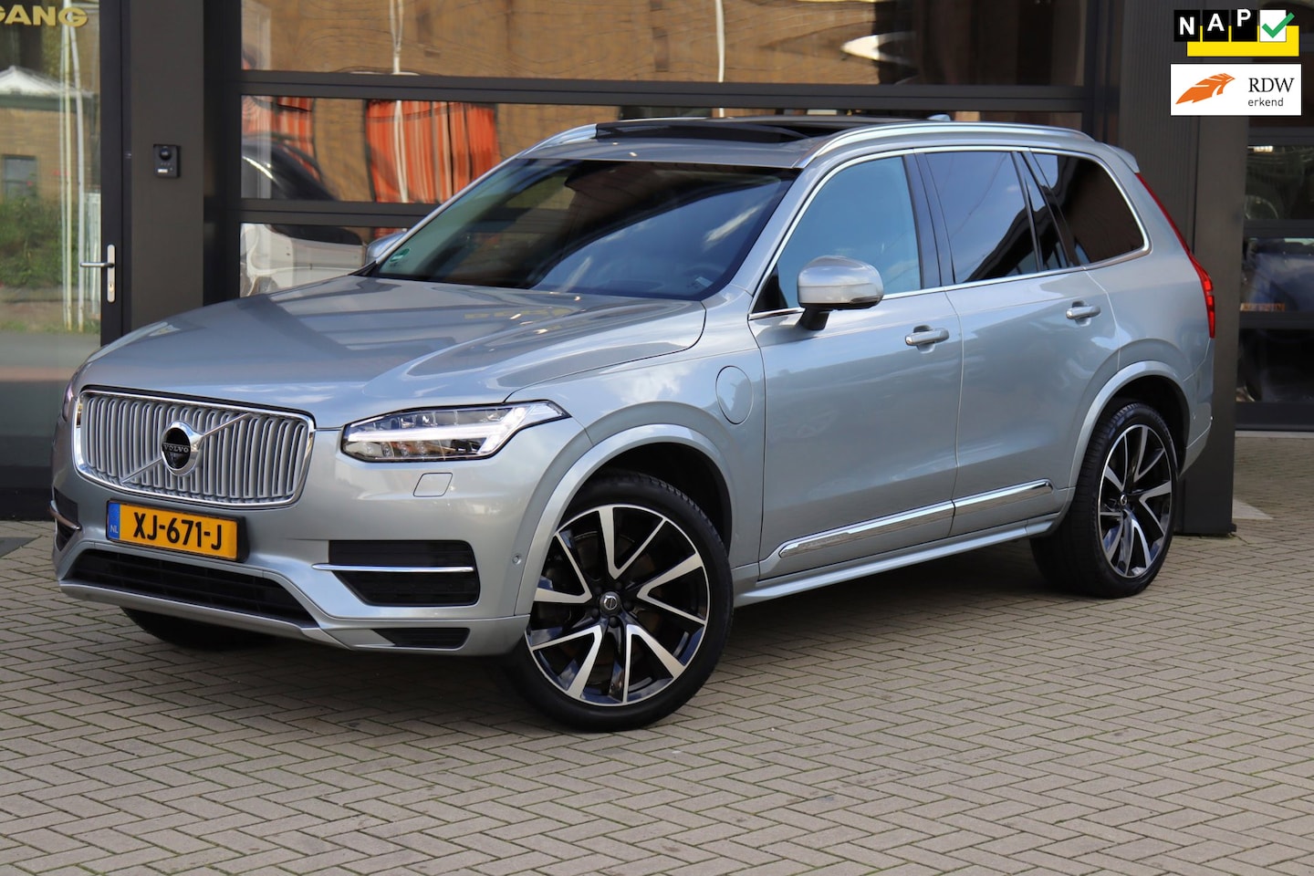 Volvo XC90 - 2.0 T8 Twin Engine AWD Inscription | NAP | Dealer Onderhouden | Luchtvering | Pano | Bower - AutoWereld.nl