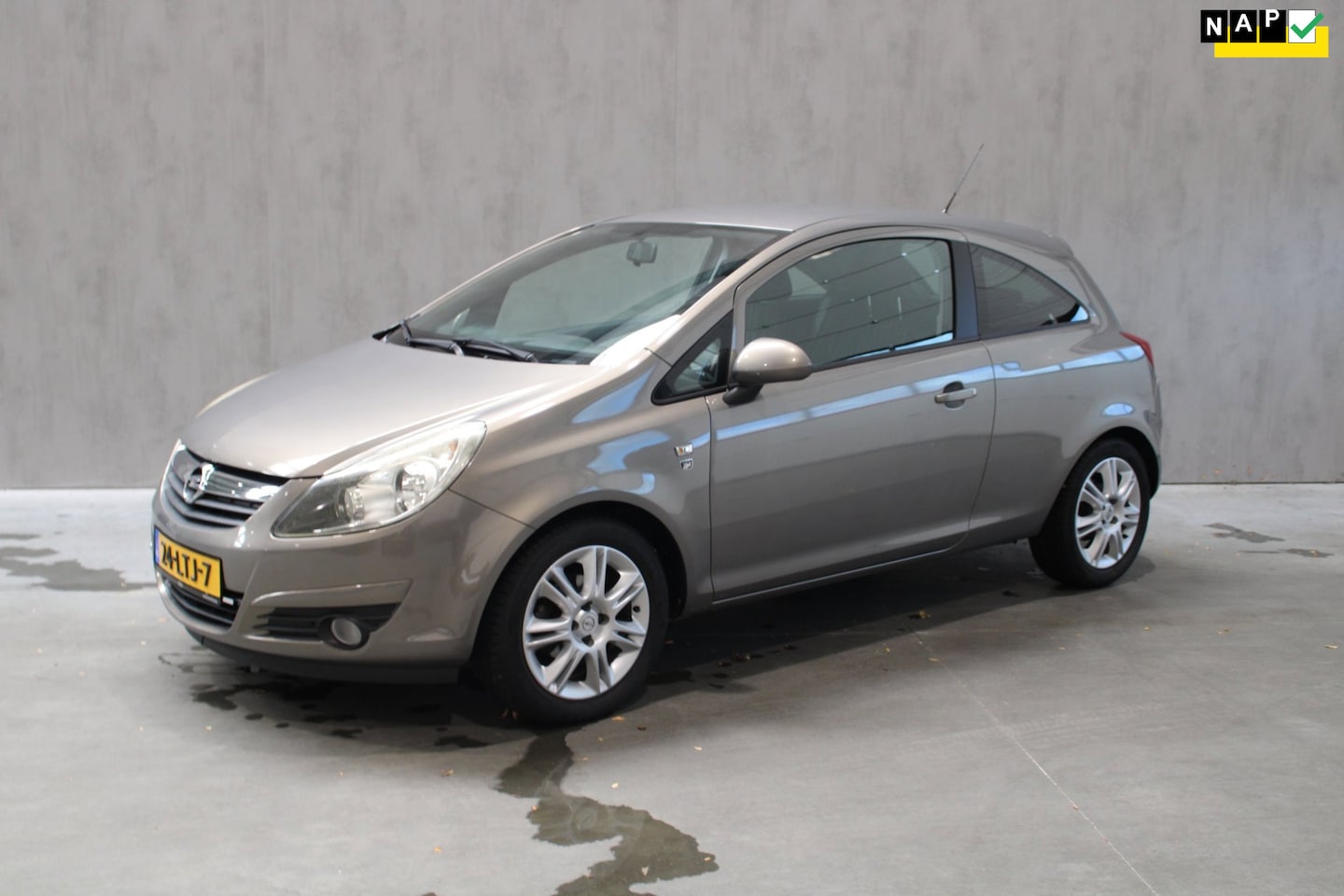 Opel Corsa - 1.2-16V '111' Edition 1e eigenaar 42000km volledige history aanwezig - AutoWereld.nl