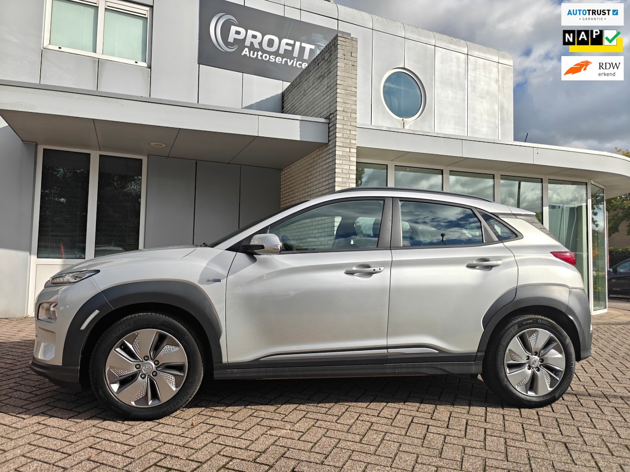 Hyundai Kona Electric - EV Comfort 64 kWh 8/ NAVIGATIE / ECC / SOH 100% - AutoWereld.nl