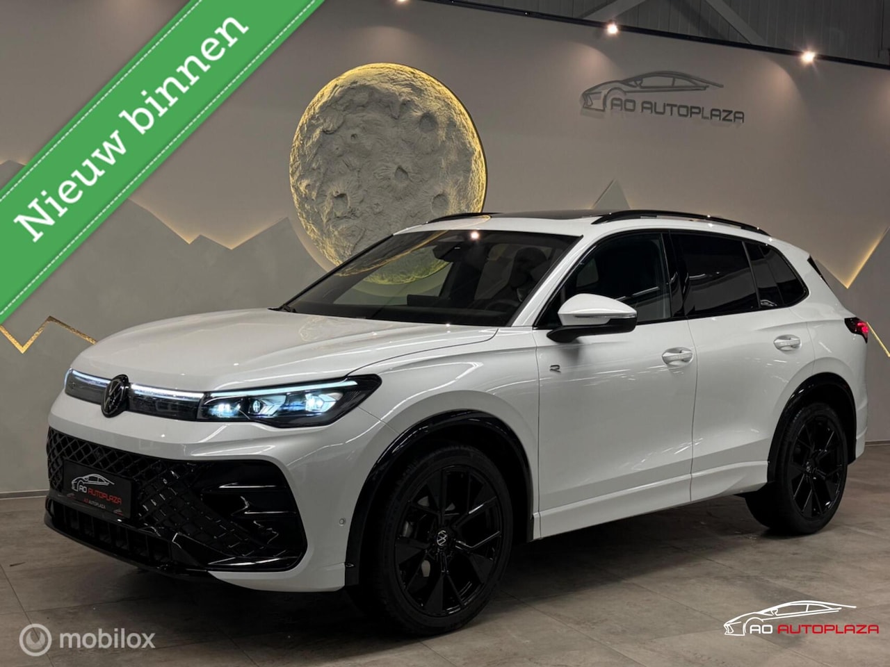 Volkswagen Tiguan - 1.5 eTSI 3x R-Line Panorama/Keyless/HUD/H&K/Trekhaak - AutoWereld.nl