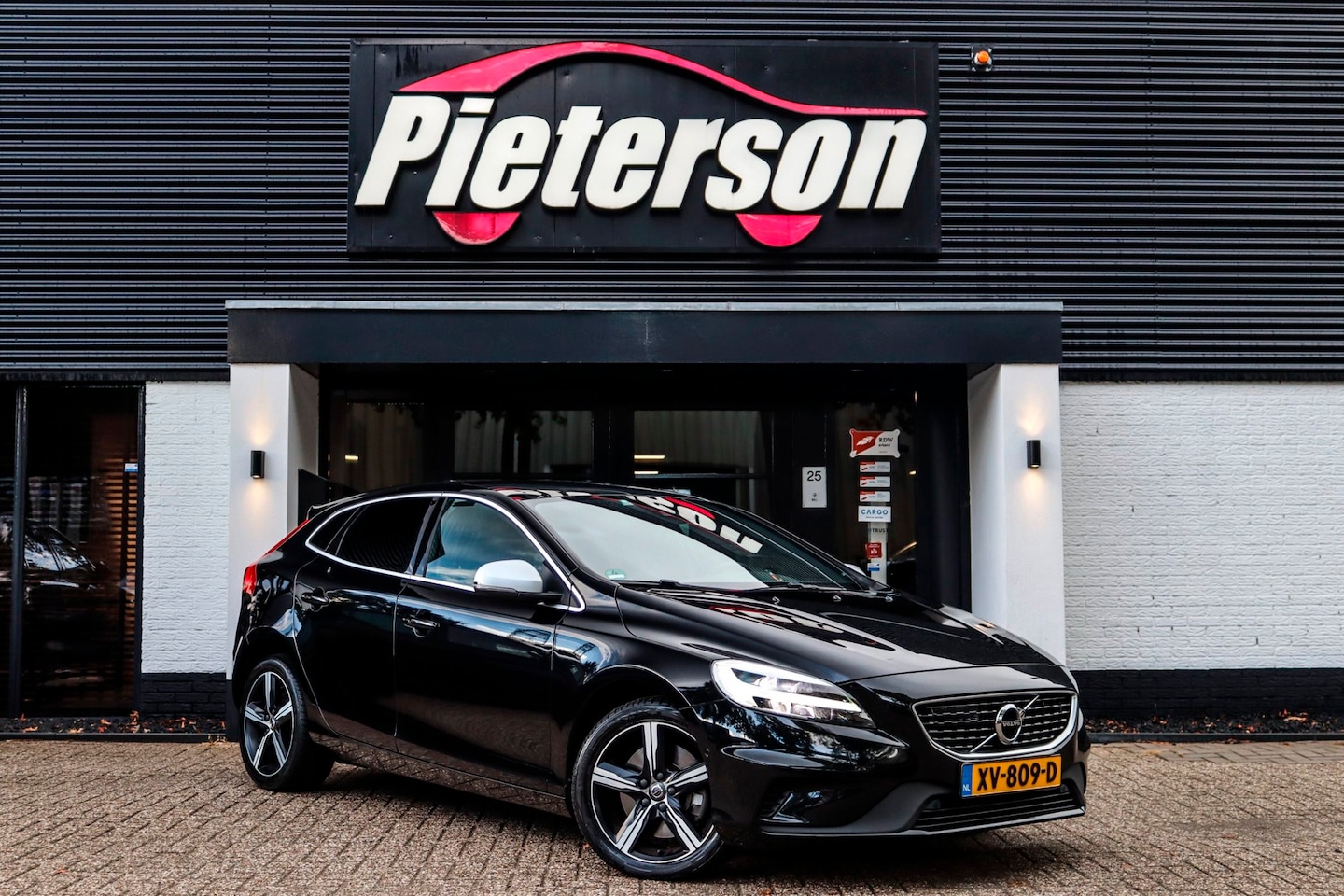 Volvo V40 - 1.5 T3 Polar+ R-Design NAP BTW PANO H&K MEMORY - AutoWereld.nl