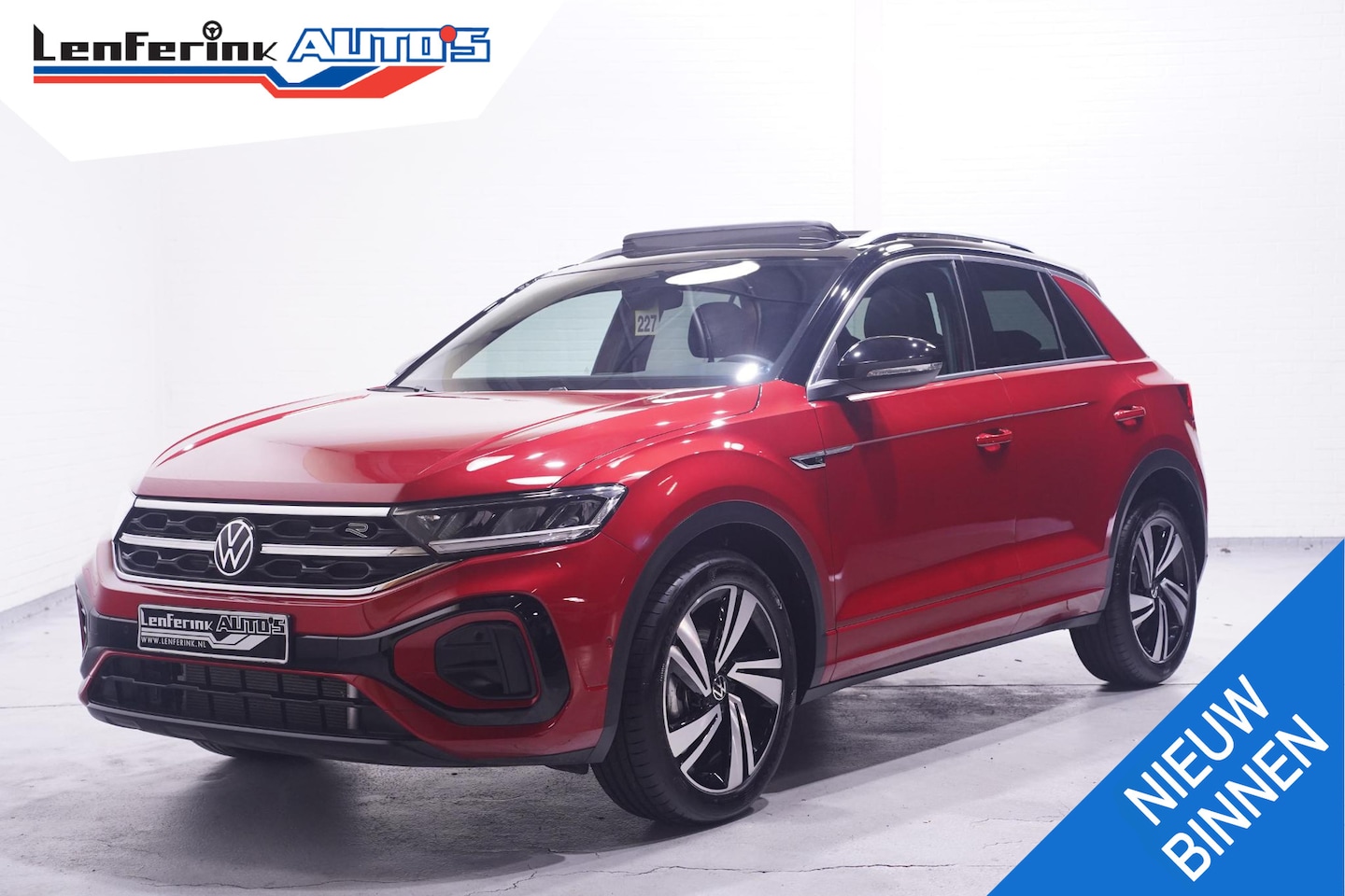 Volkswagen T-Roc - 1.5 TSI 150 pk R Line Aut. Two Tone Rood/Zwart, Panodak, LED Koplampen, Camera, Adapt. Cru - AutoWereld.nl