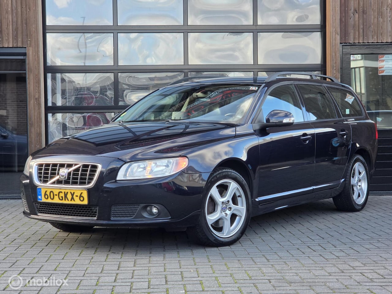 Volvo V70 - 2.5T 200PK LEER NAVI YOUNGTIMER DEALER ONDERHOUDEN - AutoWereld.nl