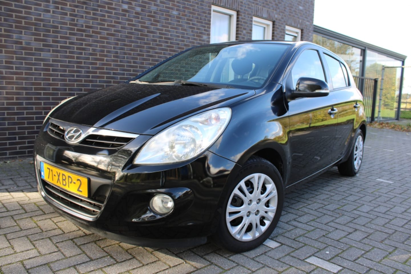 Hyundai i20 - 1.2i Plus-5 drs-climate controle-lage km stand - AutoWereld.nl