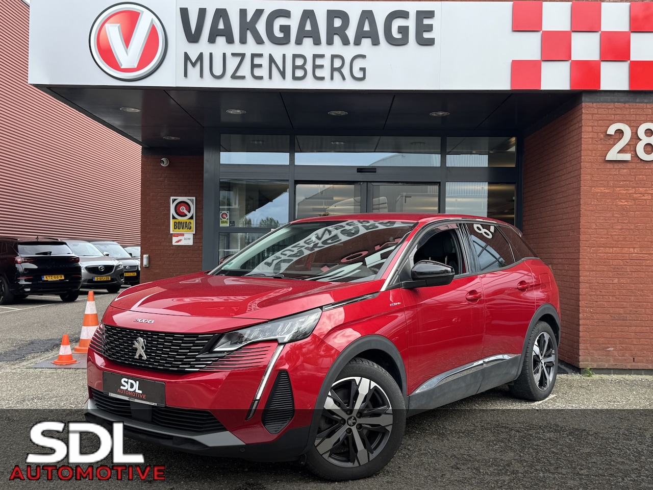 Peugeot 3008 - 1.6 HYbrid 225 Allure Pack Business // NAVI // CLIMA // CRUISE // ELEK. ACHTERKLEP // KEY - AutoWereld.nl