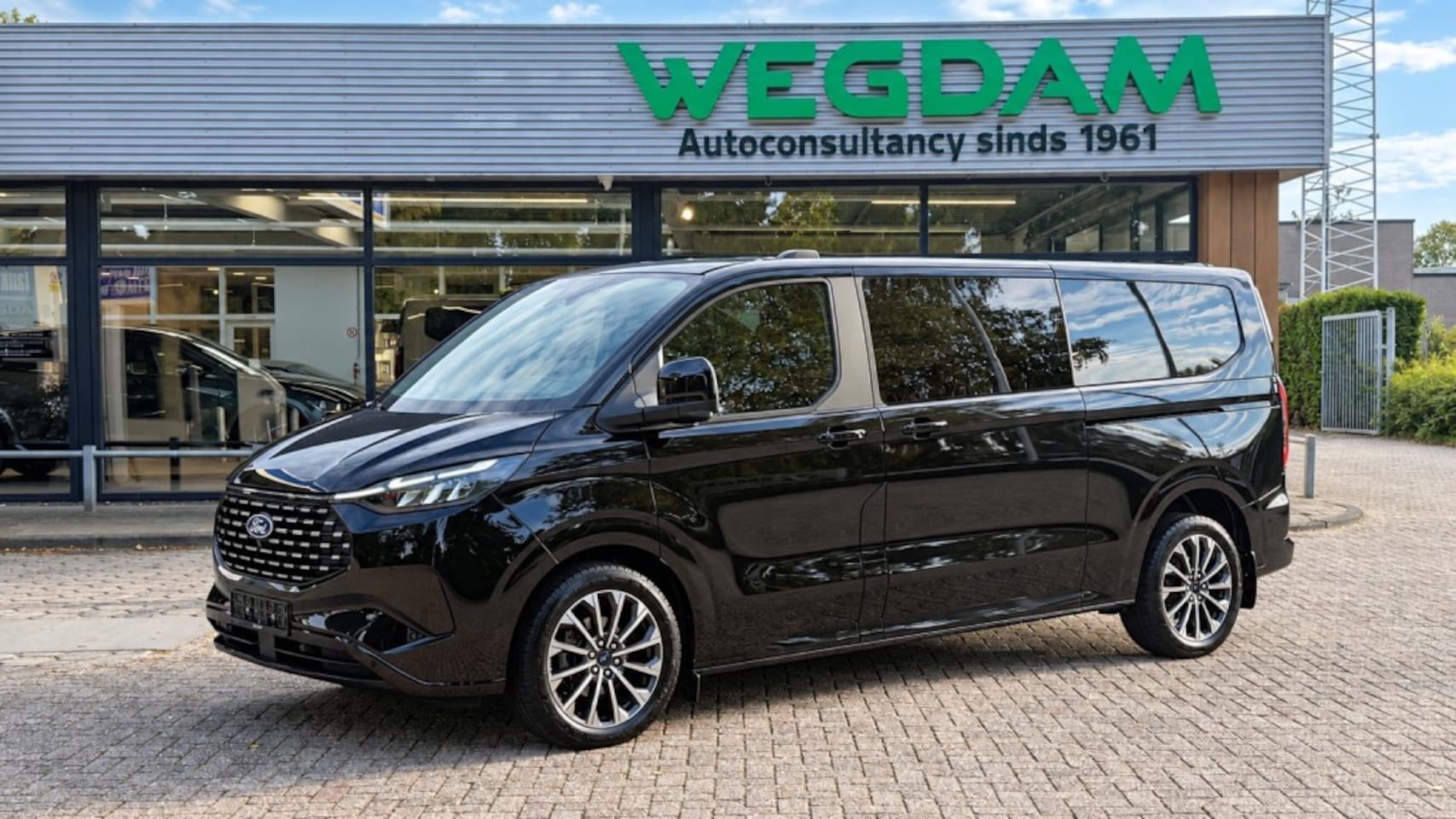 Ford Tourneo Custom - 2.5 PHEV 340 L2 TITANIUM X 8p VIP bus 45.450 ex BTW - AutoWereld.nl