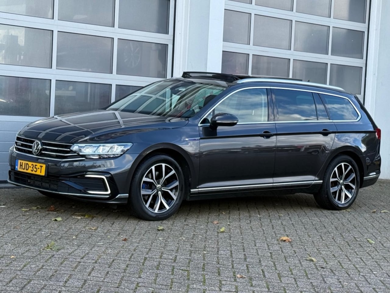 Volkswagen Passat - 1.4 TSI GTE Business Pano Virtual Camera ACC Trekhaak Dealeroh! - AutoWereld.nl
