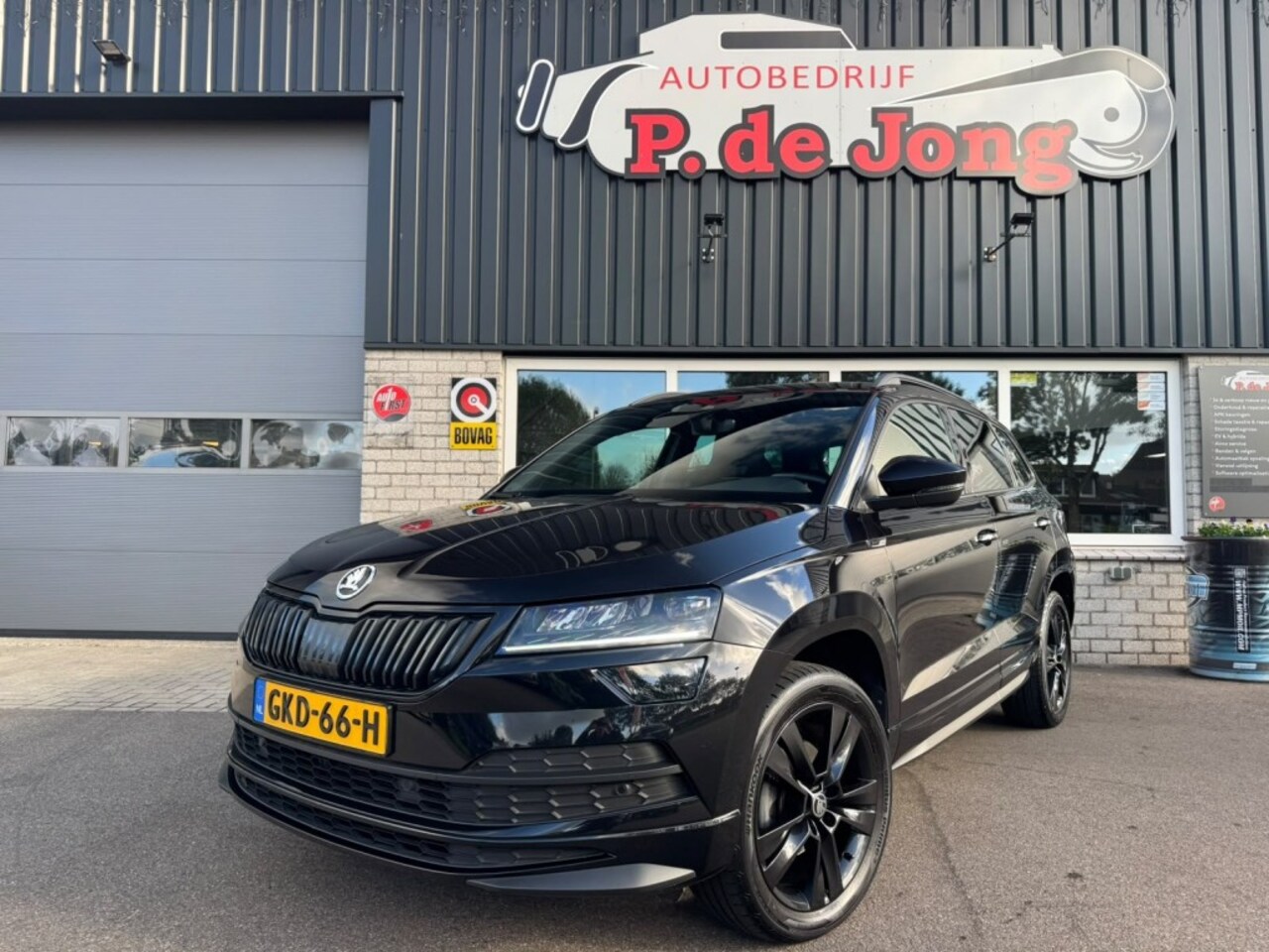 Skoda Karoq - 1.5 TSI SPORTLINE Sportstoelen Zwartoptiek Stoelverw. voor/achter Keyless Sfeerverl. - AutoWereld.nl