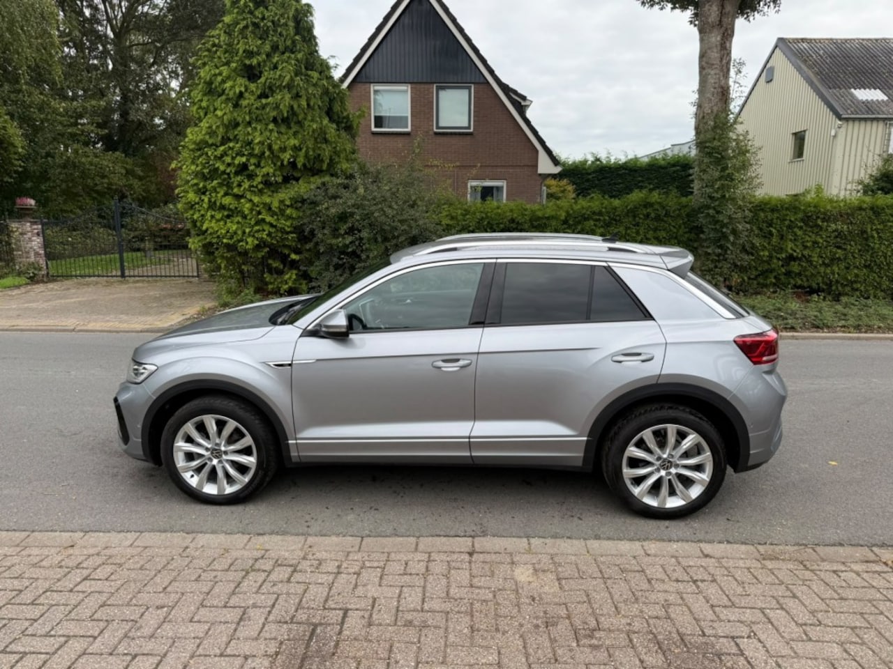 Volkswagen T-Roc - 1.5 TSI R Line Automaat/Apple carplay Android/cruise Apdatief/climate - AutoWereld.nl