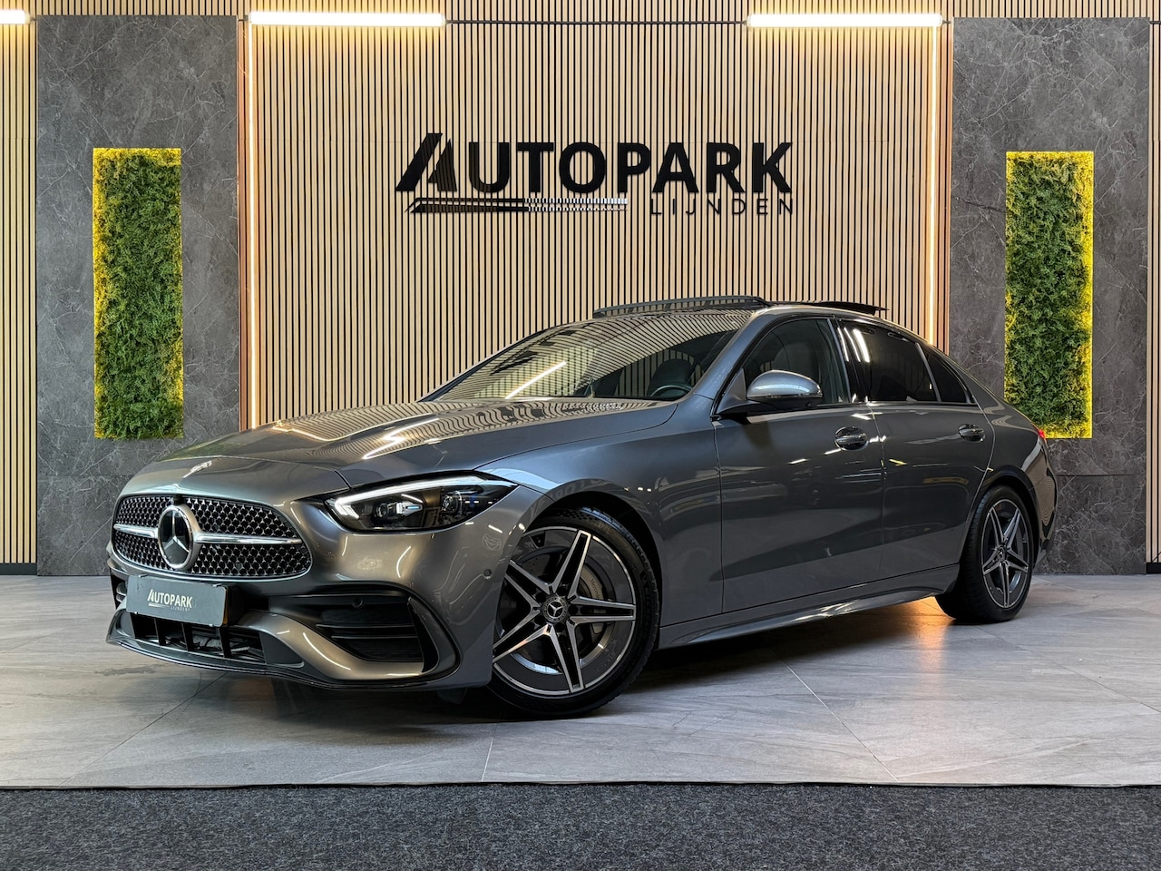 Mercedes-Benz C-klasse - 300 AMG Line |PANO|BURMESTER|360 CAMERA|SFEERVERLICHTING|DODEHOEK|CARPLAY|DEALER ONDERHOUD - AutoWereld.nl