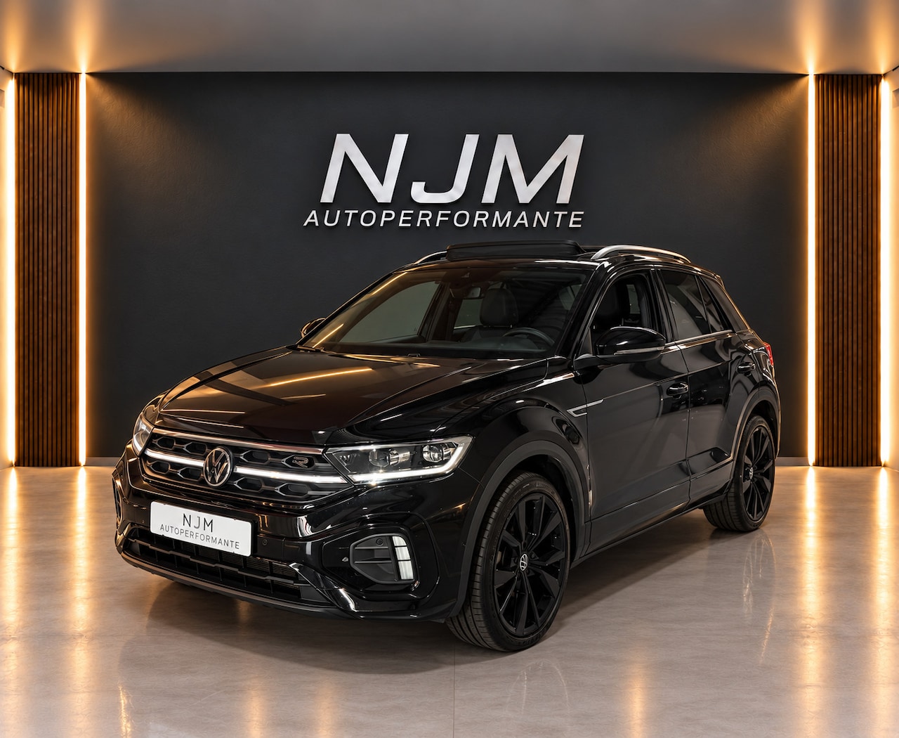 Volkswagen T-Roc - 1.5 TSI R-Line|Pano|Trekhaak|Keyless - AutoWereld.nl