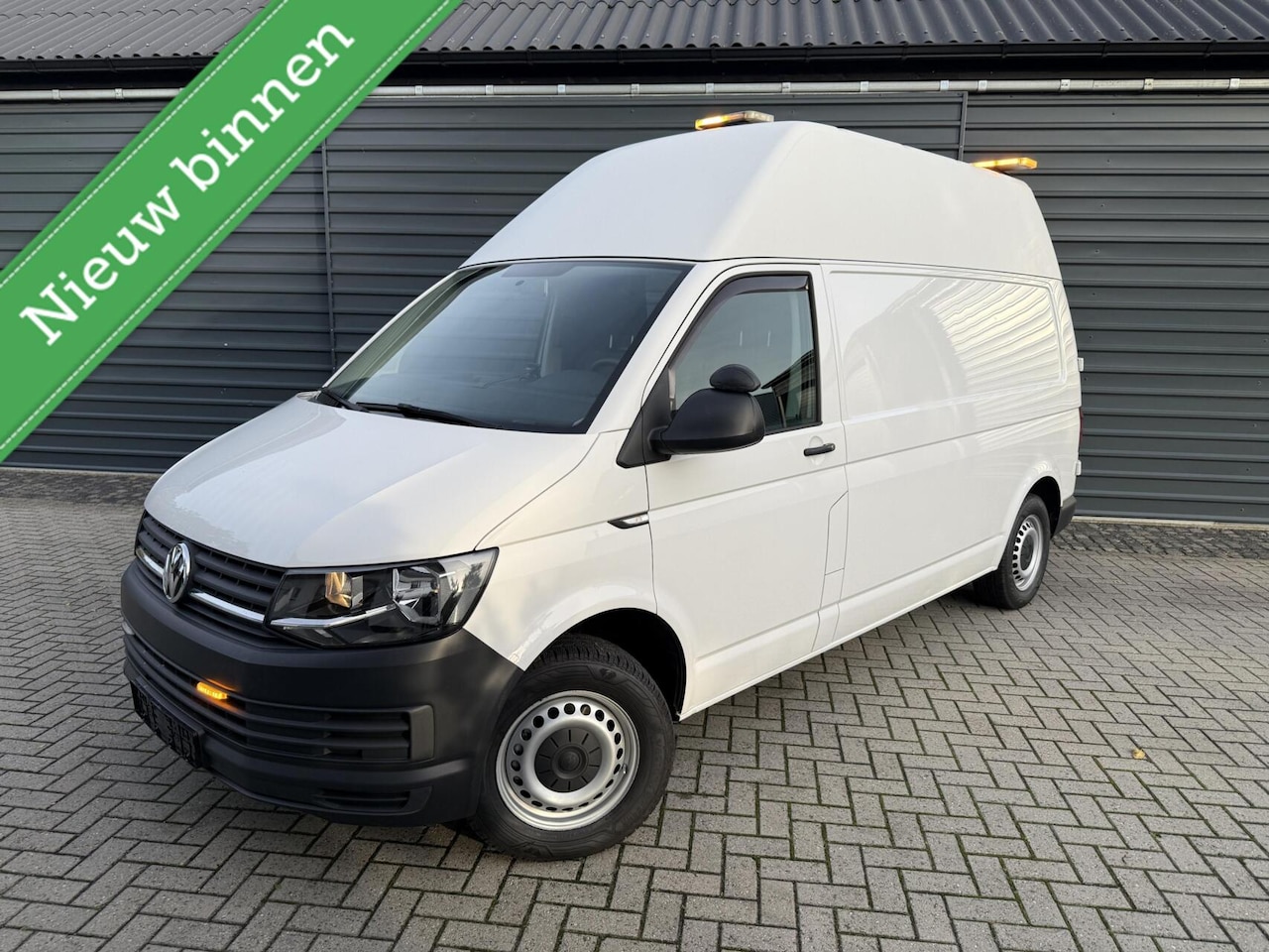 Volkswagen Transporter - 2.0 TSI L2H3 Benzine Airco Cruise Inrichting - AutoWereld.nl