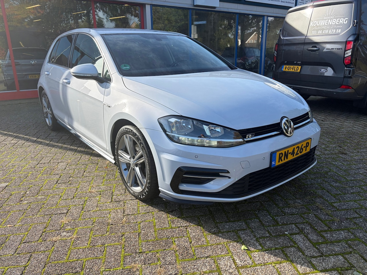 Volkswagen Golf - 1.6 TDI R-Line bj 2018 Betongrijsmet alle opties - AutoWereld.nl