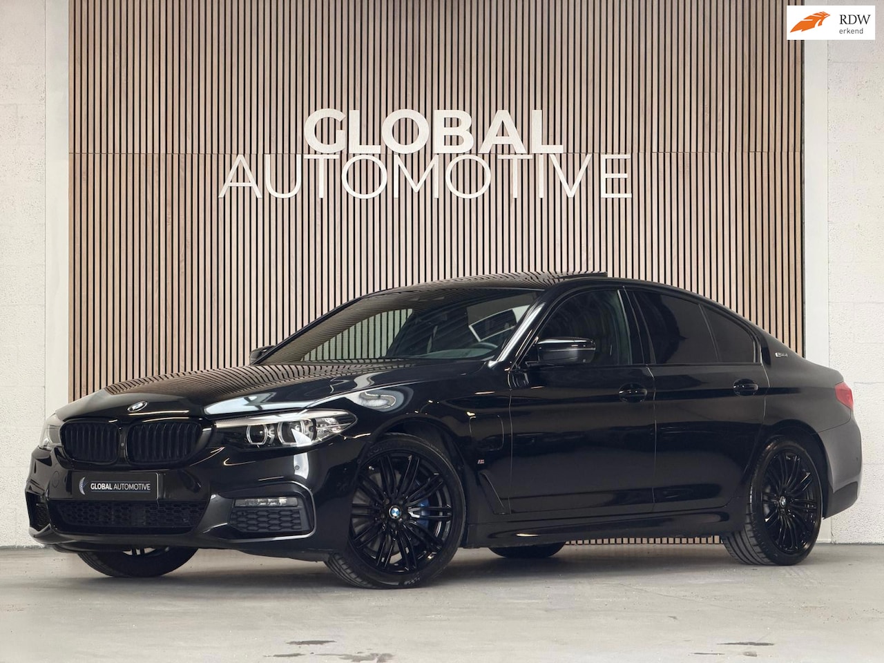 BMW 5-serie - 530e iPerformance High Executive - M PAKKET - NAPPA LEDER - SCHUIFDAK - 19'' - HEAD UP DIS - AutoWereld.nl