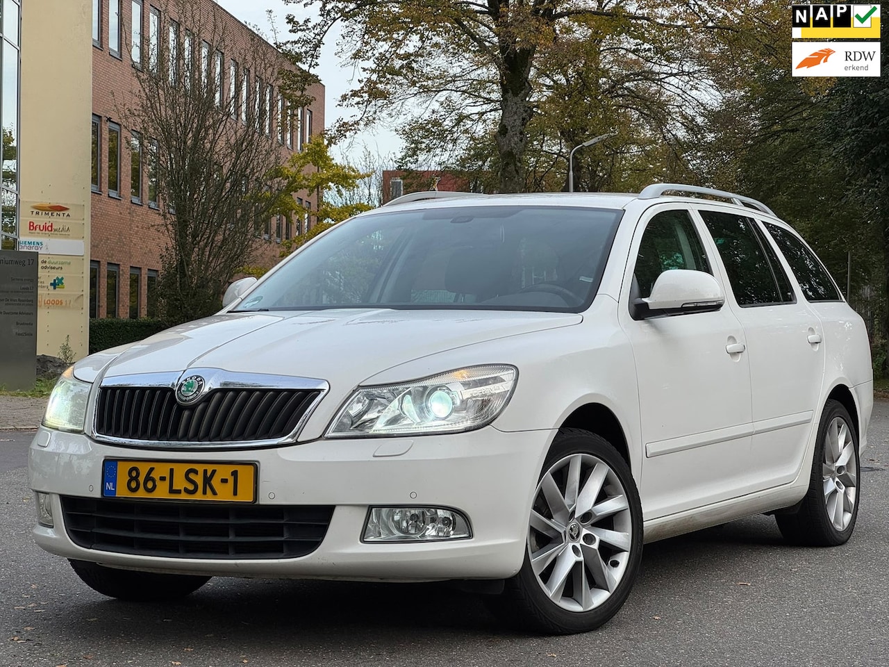 Skoda Octavia Combi - 1.2 TSI Elegance Business Line|XENON|6BAK|NAVI|RIJD SCHAKELT PERFECT - AutoWereld.nl