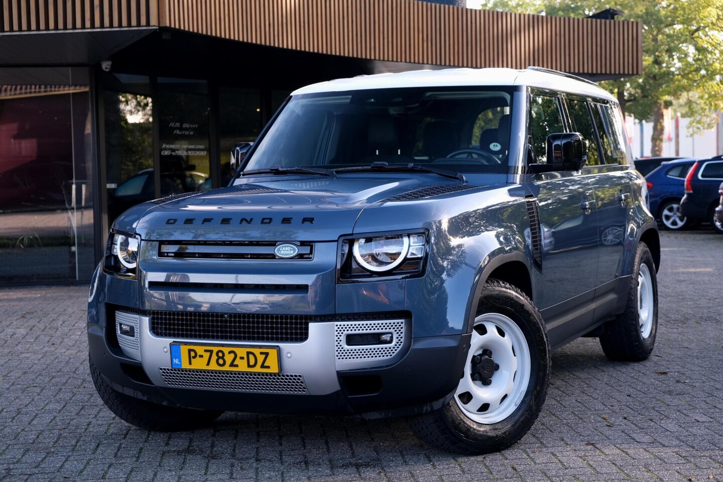 Land Rover Defender 110 - 2.0 D240 S|5-Zits|RIJKLAAR!|360° Camera|LaneAssist|AppleCarplay|AndroidAuto|Keyless|4X4|De - AutoWereld.nl