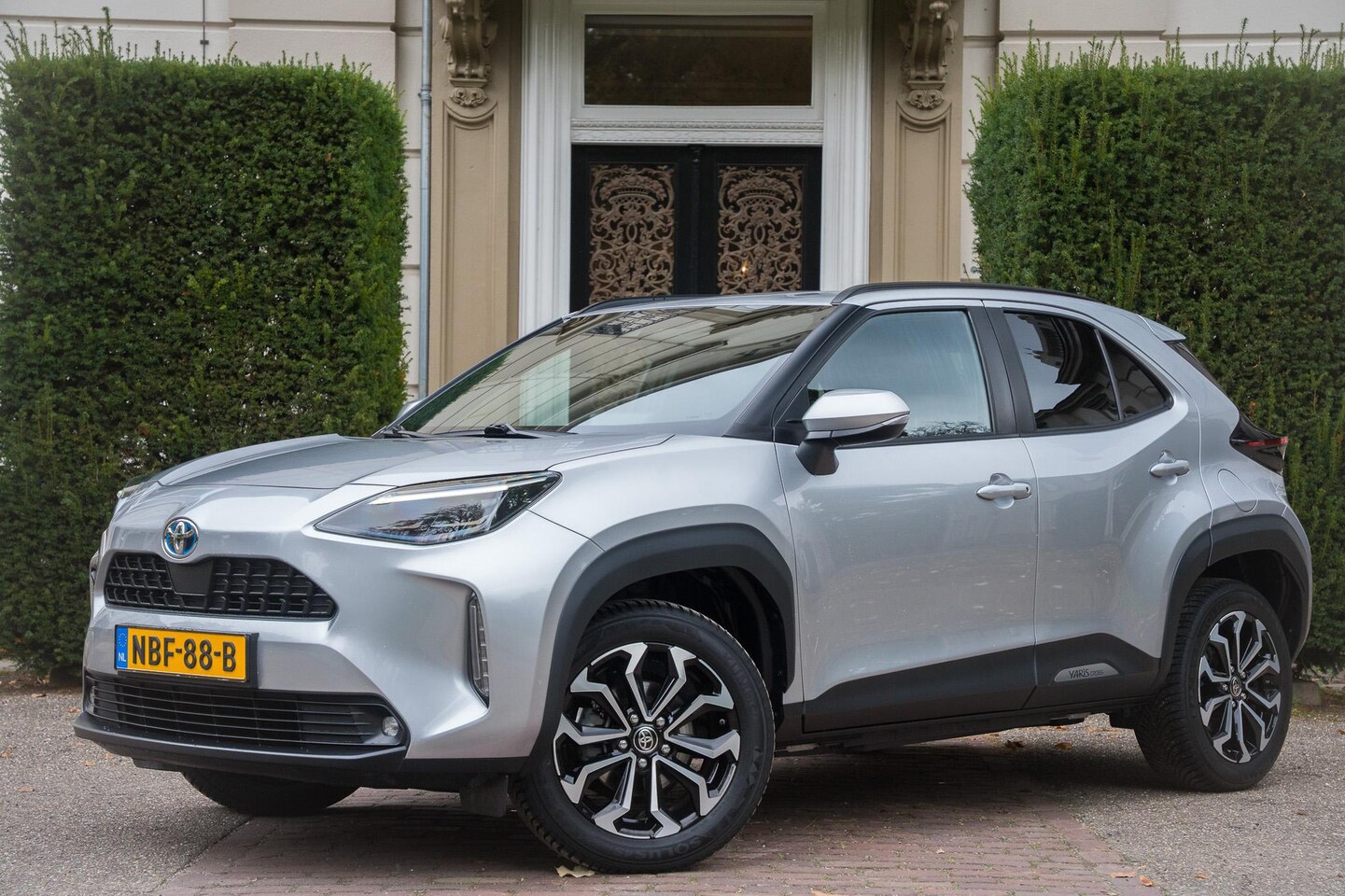 Toyota Yaris Cross - 1.5 Hybrid Dynamic CAMERA | CARPLAY | KEYLESS | NIEUWE ALLSEASON BANDEN - AutoWereld.nl