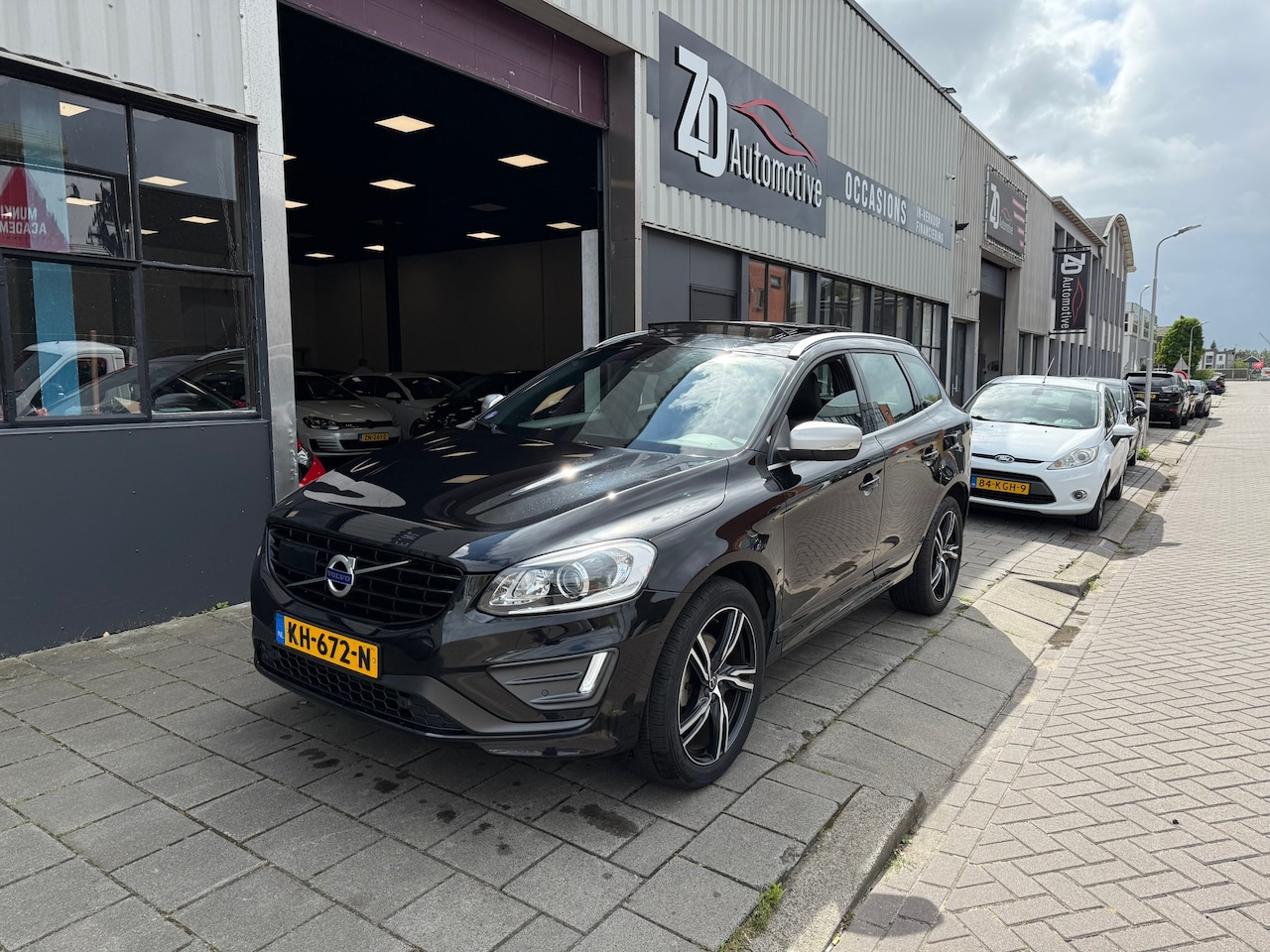 Volvo XC60 - 2.0 T5 FWD Nordic+ Pano Camera R/Design - AutoWereld.nl