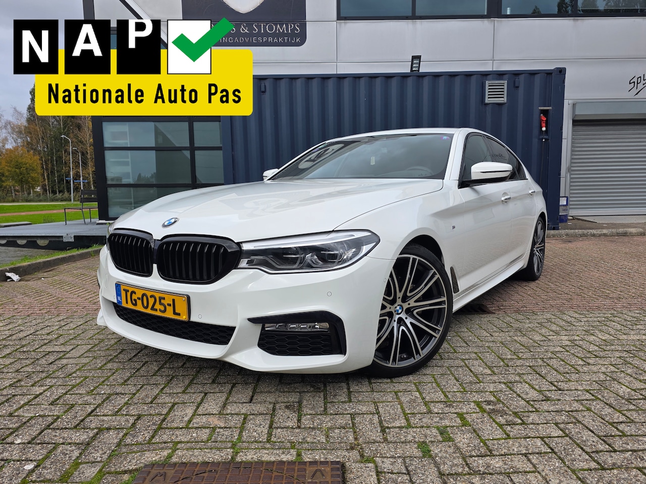 BMW 5-serie - 520i High Executive M-PAKKET | NAP |Harman Kardon | Head-Up Display | 20 inch | 2e eigenaar - AutoWereld.nl