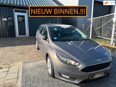 Ford Focus - 1.0 Titanium Edition Airco Cruisecontrol Stoelverwarming