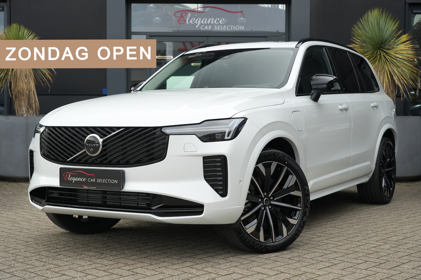 Volvo XC90 - 2.0 T8 Plug-in Hybrid AWD Plus Dark | 455 PK | Panoramadak | Bowers & Wilkins | Luchtverin - AutoWereld.nl