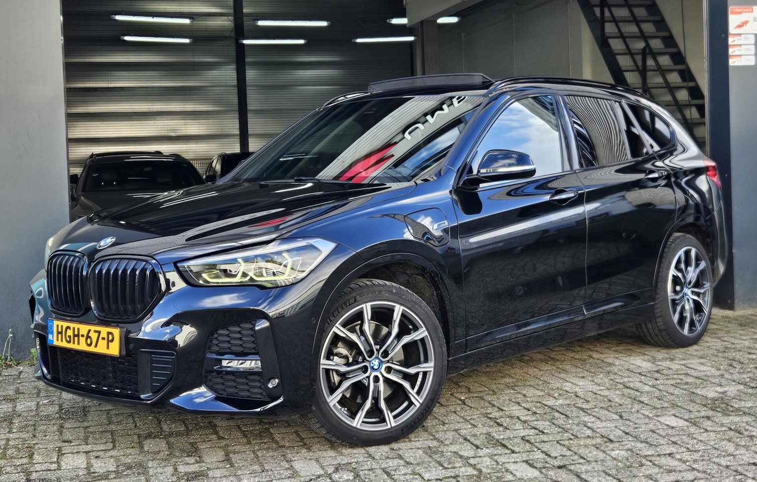 BMW X1 - xDrive25e High Executive M Pakket Pano Hud Memory Seats - AutoWereld.nl