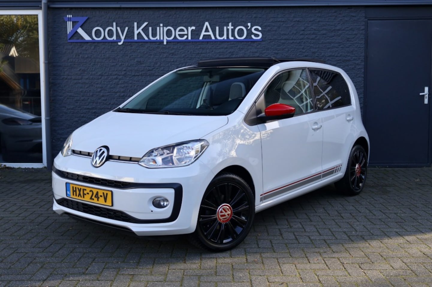 Volkswagen Up! - 1.0 (60pk) Panodak/Beats/LED/16 inch/Stoelverwarming/Airco - AutoWereld.nl