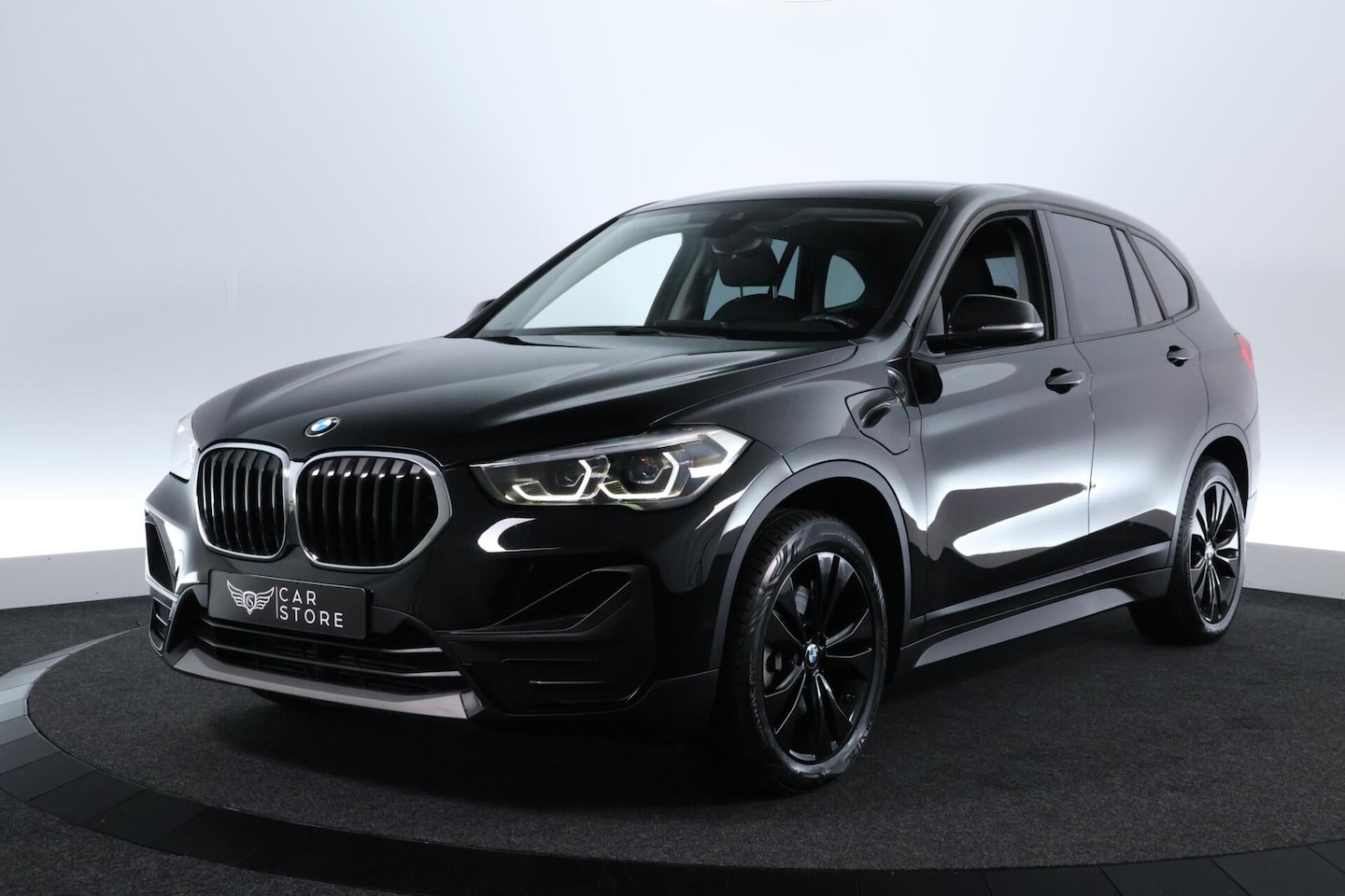 BMW X1 - xDrive25e Business Edition Plus |LED|HUD|PDC|SFEERVERL.|ST VWM|+++ - AutoWereld.nl