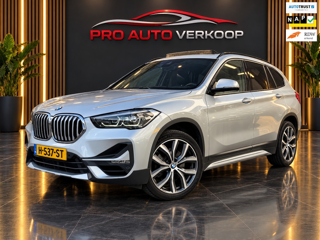 BMW X1 - SDrive20i VDL Nedcar Edition M-Pakket_Pano_Trekh - AutoWereld.nl