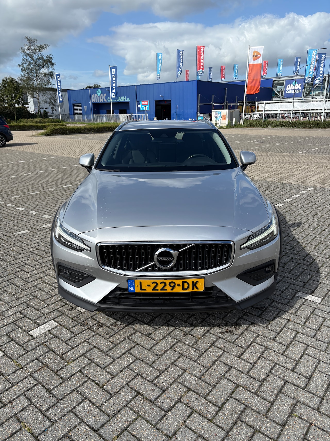 Volvo V60 Cross Country - 2.0 B5 AWD Plus - AutoWereld.nl