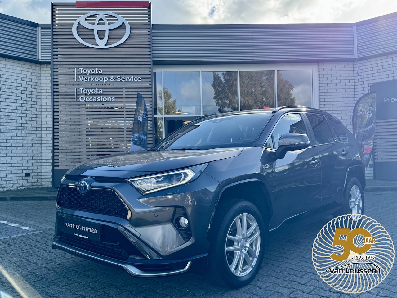 Toyota RAV4 - 2.5 Plug-in Hybrid AWD STYLE STOEL/STUURVERW TREKHAAK 1500KG TREKGEW APPLE/ANDROID KEYLESS - AutoWereld.nl