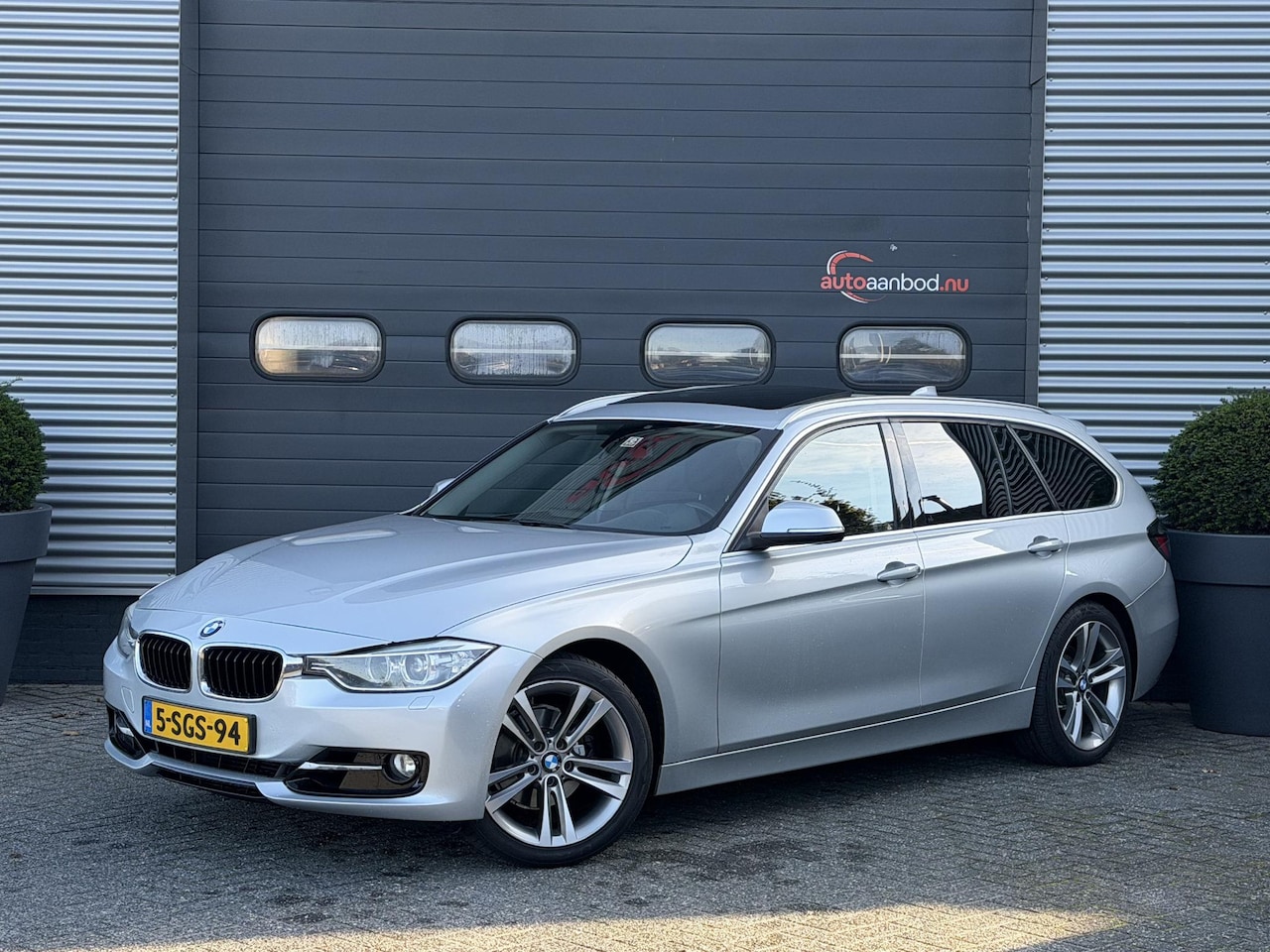 BMW 3-serie Touring - 320i High Executive | Panoramadak | Navigatie | Sportstoelen | Lichtmetalen Velgen | - AutoWereld.nl