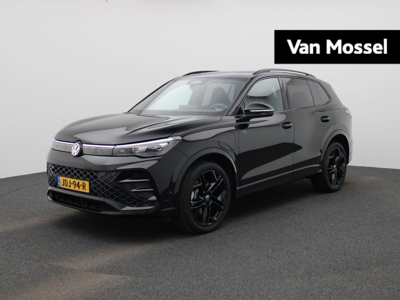Volkswagen Tiguan - 1.5 eHybrid R-Line Edition 204 PK| Origineel Nederlands | 1e Eigenaar | Panoramadak | Trek - AutoWereld.nl