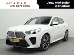 BMW iX2 - eDrive20 M Sport | 67 kWh | Camera | 21'' Lichtmetaal | Navigatie | DAB+ | Adapt. Cruiseco