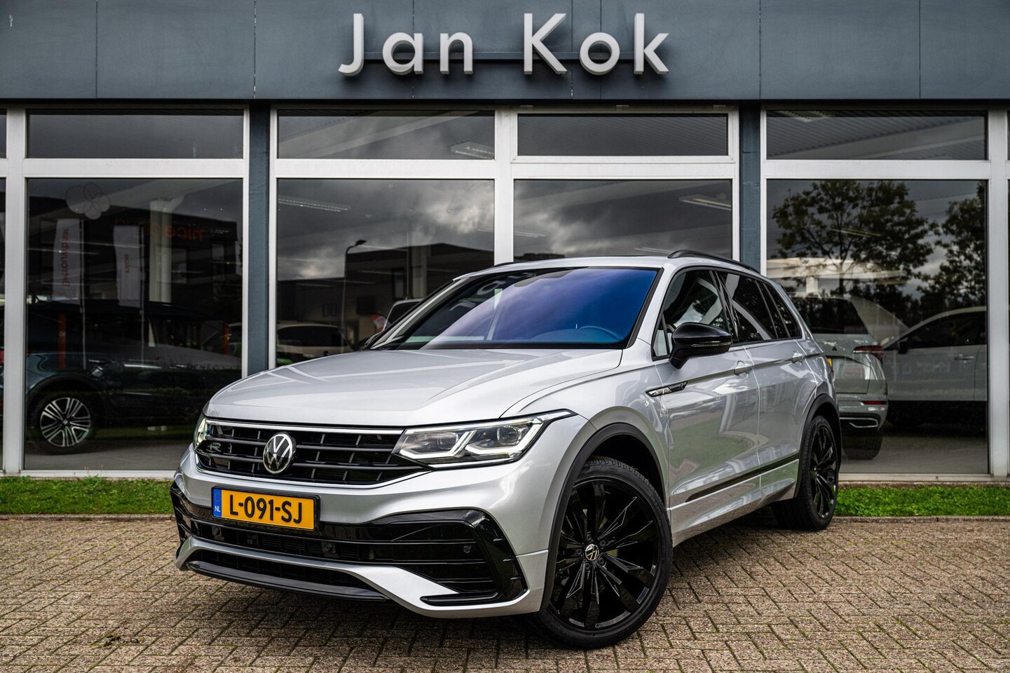 Volkswagen Tiguan - 1.5 TSi 150 pk DSG-7 R-Line | Panoramadak | Black Pack | Keyless - AutoWereld.nl