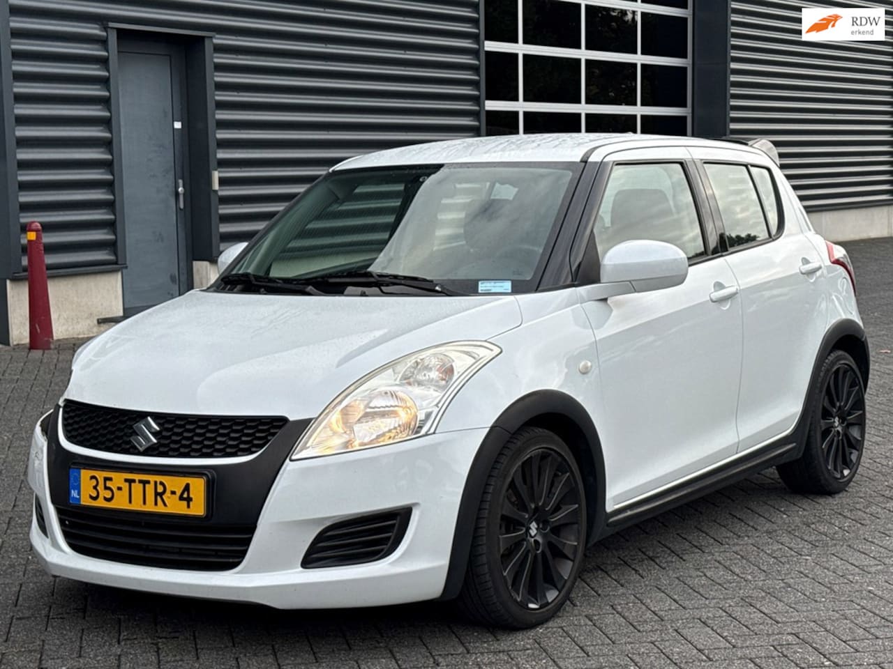 Suzuki Swift - 1.2 Comfort EASSS | Airco | Trekhaak | Stoelverwarming - AutoWereld.nl