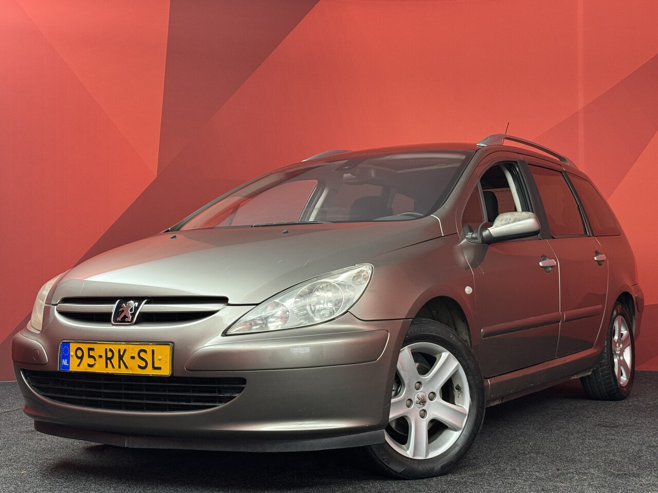 Peugeot 307 SW - 2.0 16V Premium | Nieuw binnen! | Glazen dak | Lichtmetaal | Trekhaak | - AutoWereld.nl