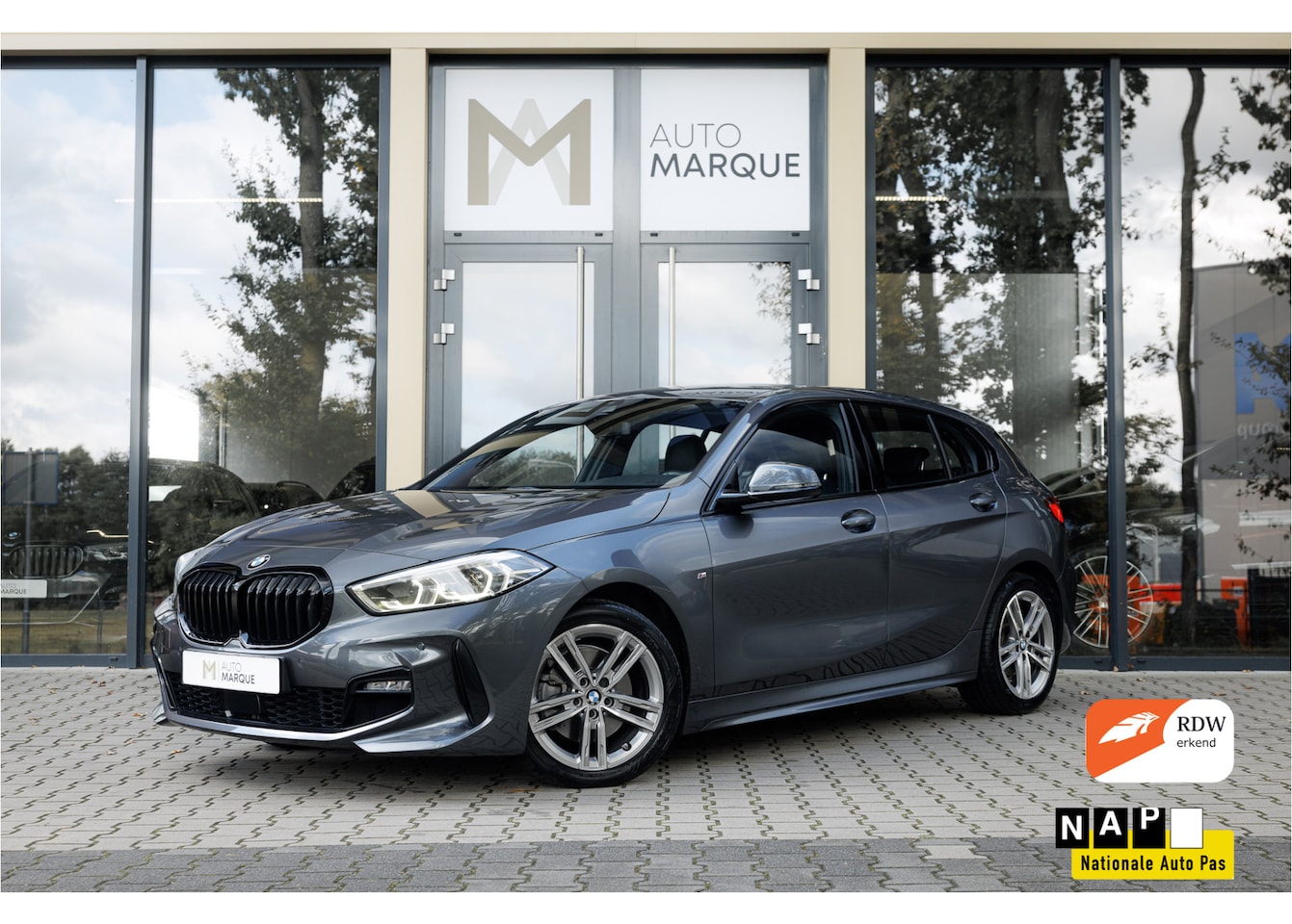 BMW 1-serie - 118i Aut. | Executive | M Sportpakket | Shadowline | 17" LM Velgen | LED | Stoelverwarming - AutoWereld.nl