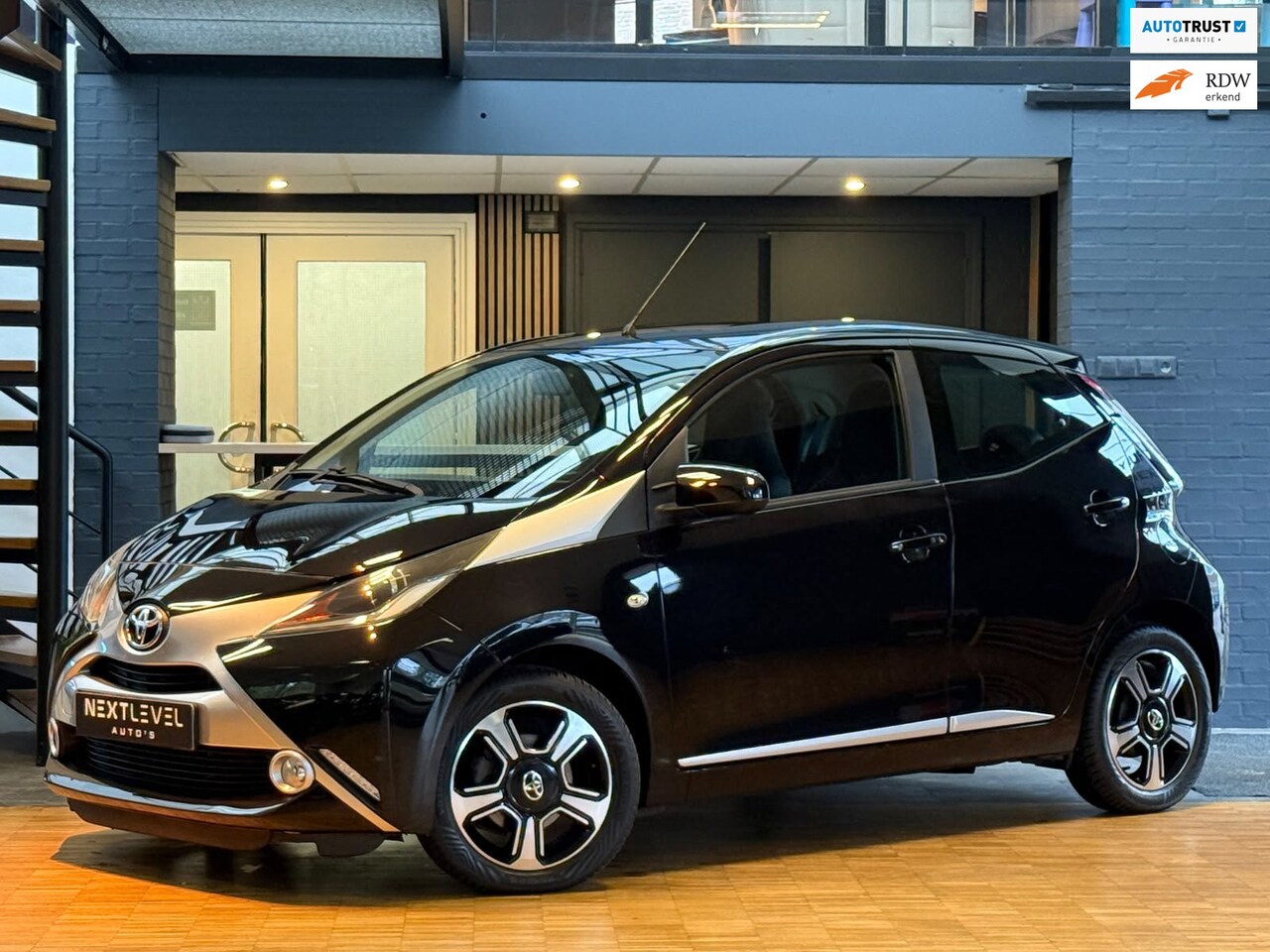 Toyota Aygo - 1.0 VVT-i x-wave Automaat Camera Airco Lederen Stoelen - AutoWereld.nl