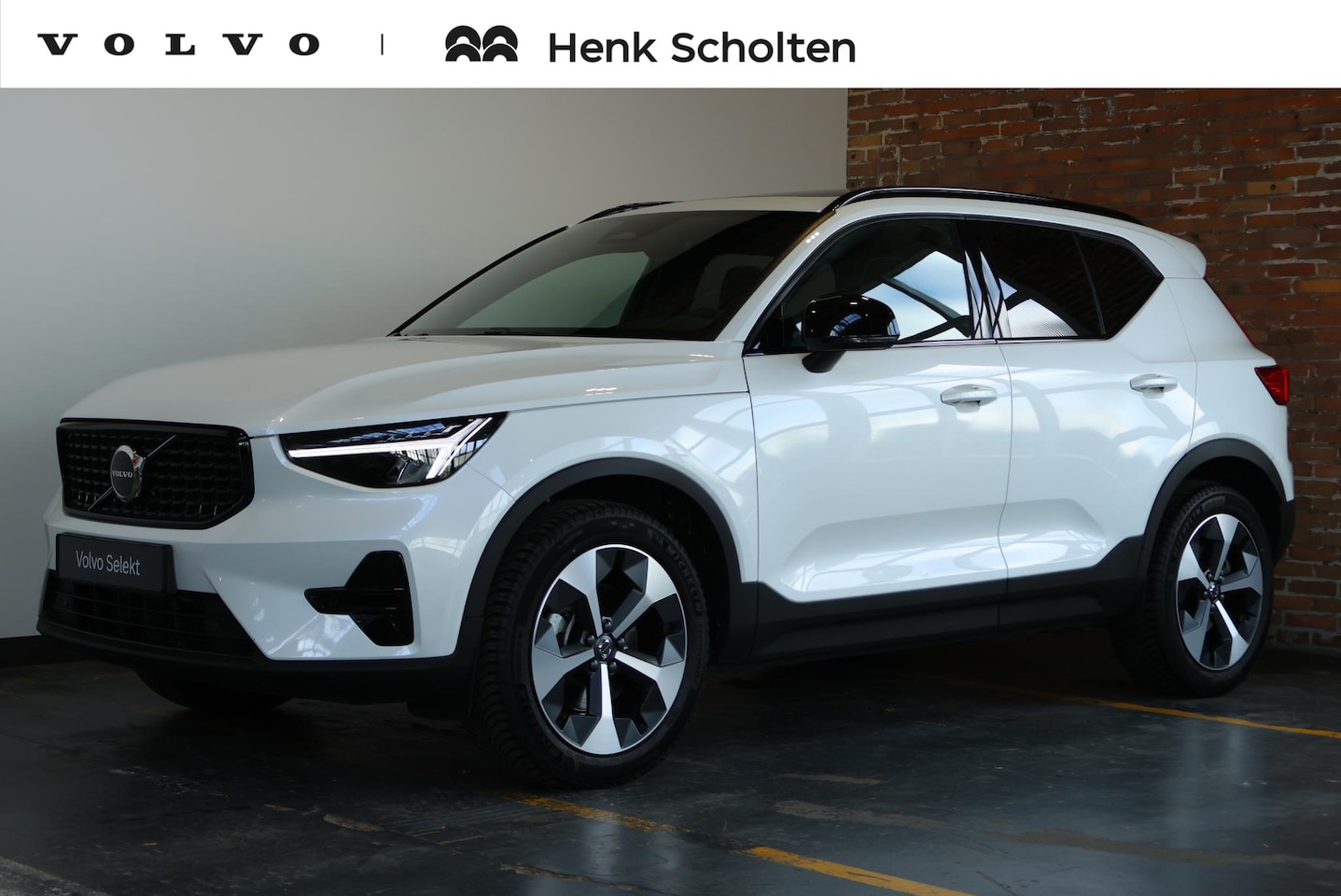 Volvo XC40 - B4 Plus Dark | Panoramadak | Semi-Electrische Wegklapbare Trekhaak | Verwarmbare voorstoel - AutoWereld.nl