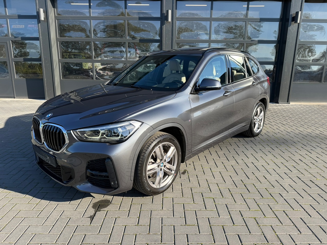 BMW X1 - sDrive 18i M-Sport | Schuifdak | Led - AutoWereld.nl
