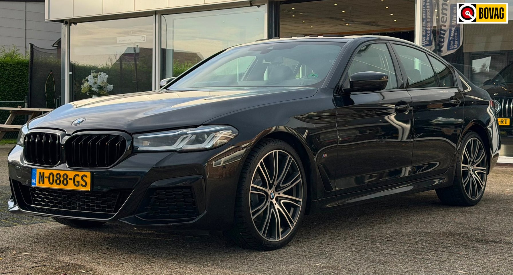 BMW 5-serie - 520i M-SPORT / SHADOW / HUD / DAK / LASER / KEY LESS - AutoWereld.nl