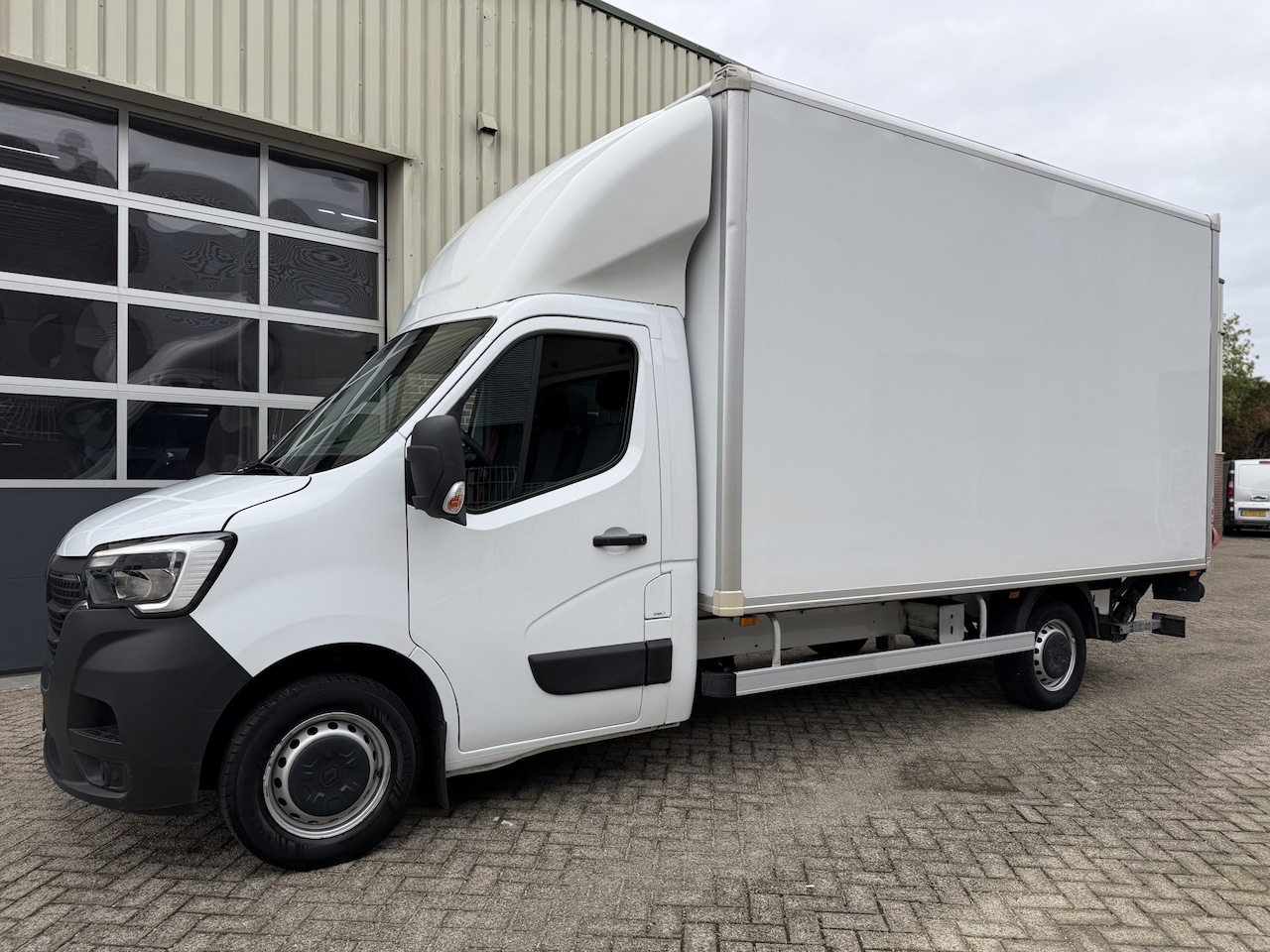 Renault Master - T35 2.3 dCi 145 Bakwagen/Laadklep Airco,Cruise,3 persoons - AutoWereld.nl