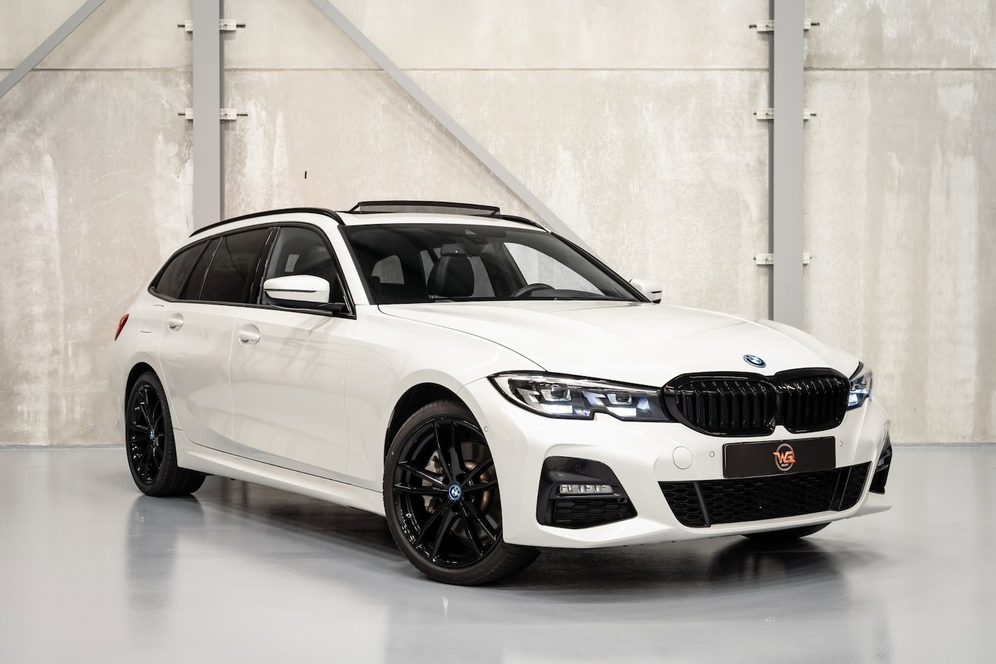 BMW 3-serie Touring - 330e xDrive | M sport | Trekhaak | Pano | Camera | BMW LED | - AutoWereld.nl