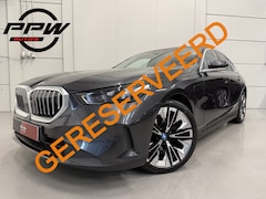 BMW 5-serie - 530e Edition PANO/H&K/HEAD-UP/LEER-SPORT/CURVED-DISPLAY/SOH 94%/360CAMERA/20"/LED-ADAPTIVE